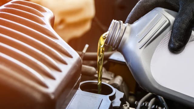 Motul czy Valvoline 5W30 - który olej zapewni lepszą ochronę silnika? Motul czy Valvoline 5W30 - który olej zapewni lepszą ochronę silnika?