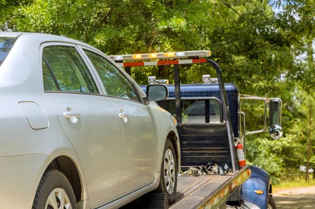 Jak holować auto bez haka - bezpieczne metody i porady praktyczne Jak holować auto bez haka - bezpieczne metody i porady praktyczne