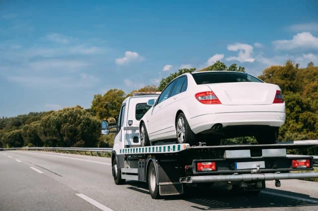 Ile kosztuje holowanie samochodu na parking policyjny w 2025 roku? Ile kosztuje holowanie samochodu na parking policyjny w 2025 roku?