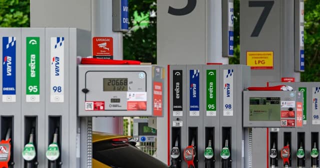 Czy można tankować na włączonym silniku? Poznaj niebezpieczeństwa i przepisy Czy można tankować na włączonym silniku? Poznaj niebezpieczeństwa i przepisy