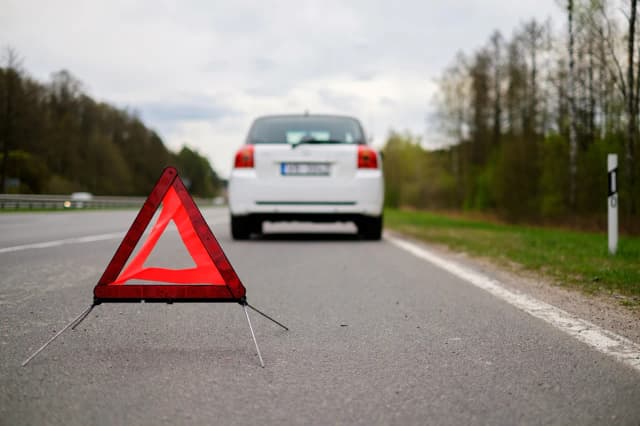 Kiedy można holować samochód? Poznaj ważne przepisy i zasady Kiedy można holować samochód? Poznaj ważne przepisy i zasady